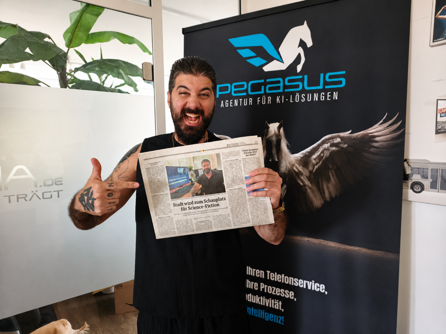 Pegasus-Inhaber Denis Bayrak mit dem Pressebericht über sein KI-Video