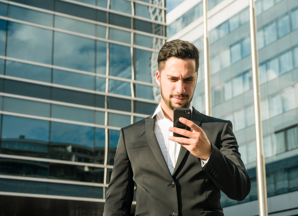 Makler unterwegs — fokussiert auf das Wesentliche